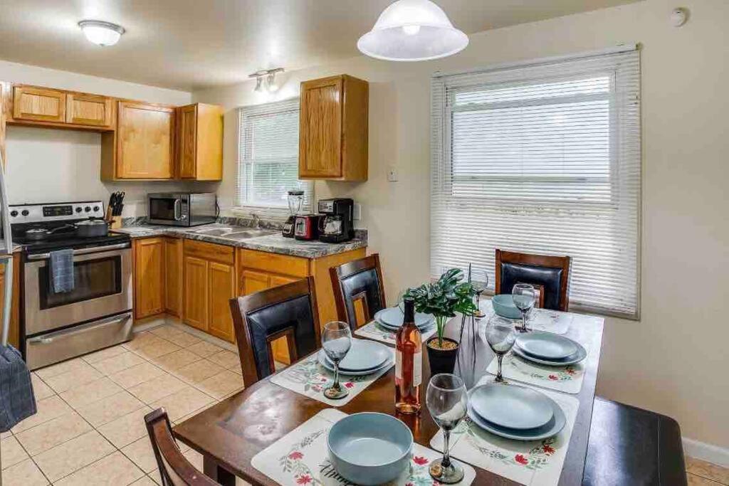 Villa {Hot Tub In Ranch} Mins To Airport/Uofr/Strng/Dwtn Rochester Esterno foto