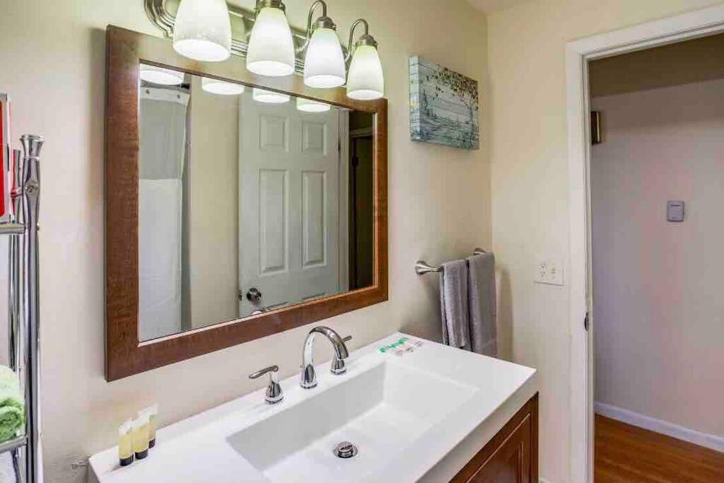 Villa {Hot Tub In Ranch} Mins To Airport/Uofr/Strng/Dwtn Rochester Esterno foto